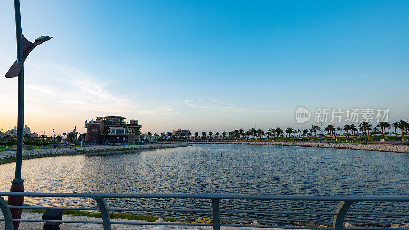 建筑在Al Khobar海滨的湖上